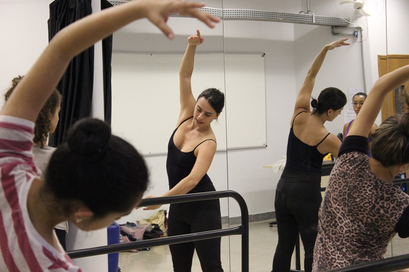 A professora Giovana Consorte é organizadora e ministrante do curso de extensão "Balé para Adultos"